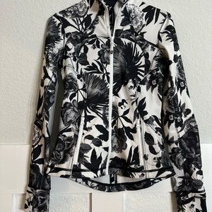 Lululemon Forme Jacket II Brisk Bloom Black & White Floral Size 4 Thumbholes